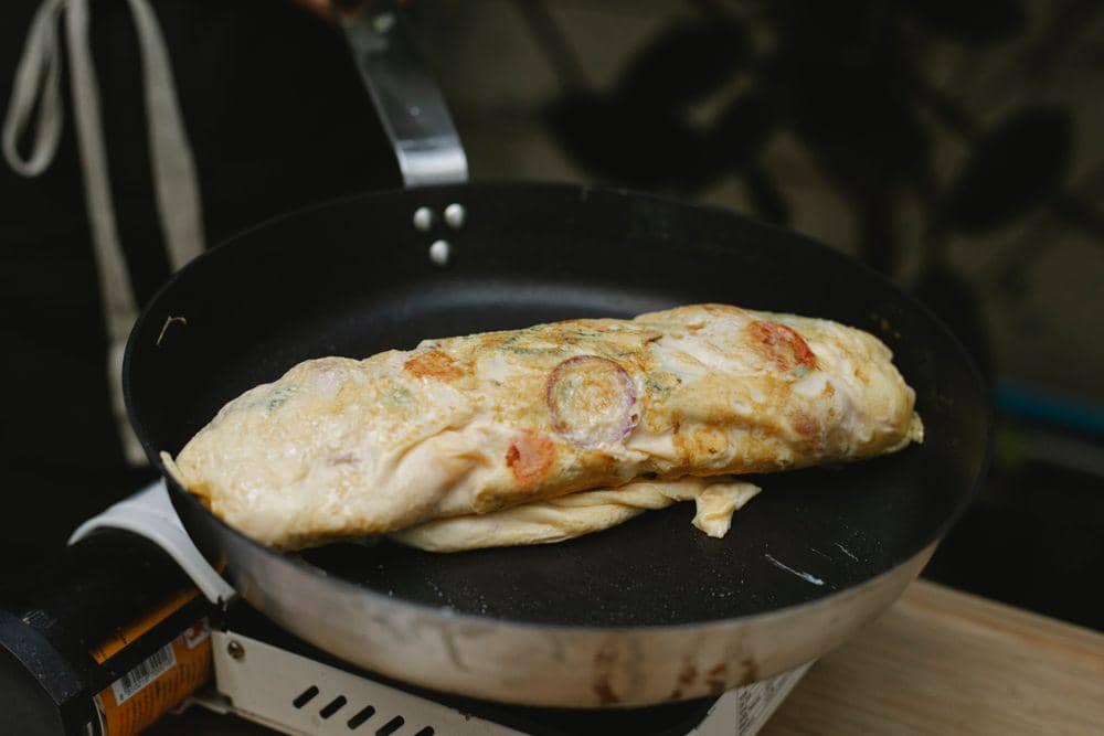ilustrasi memasak omelette