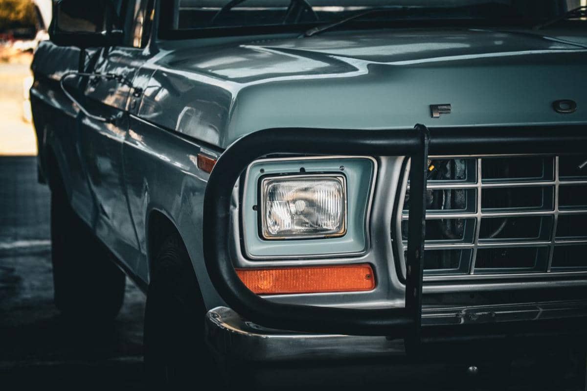 ilustrasi bumper besi (pexels.com/Ryan Lansdown)