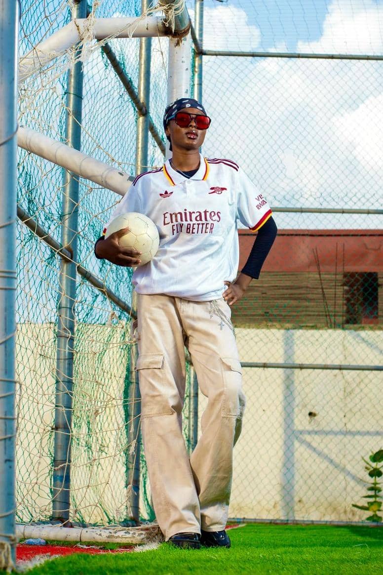 ilustrasi outfit jersey bola cowok