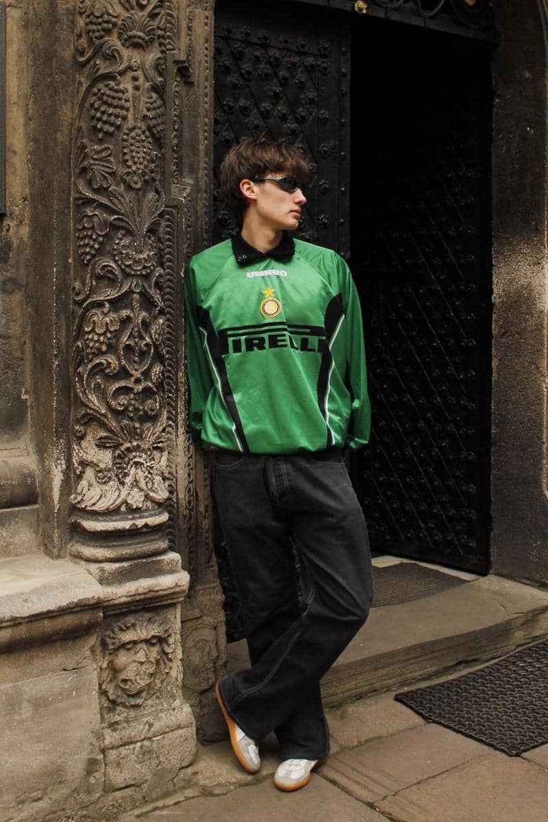 ilustrasi outfit jersey bola cowok