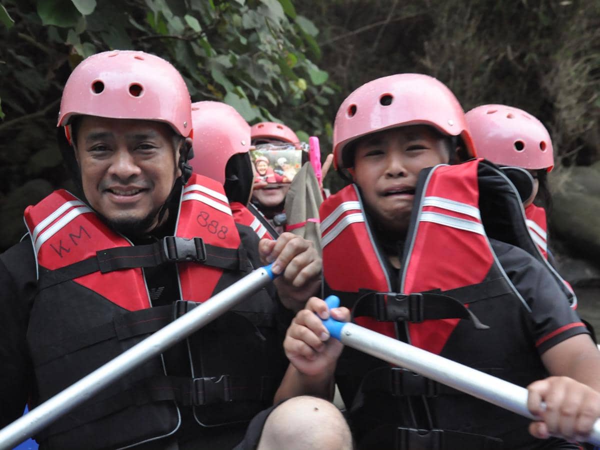 Oki Setiana Dewi ajak anak rafting di Bogor