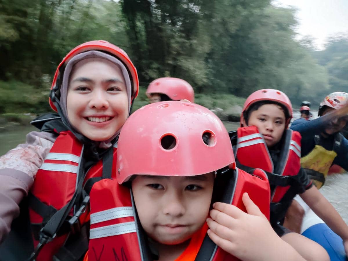 Oki Setiana Dewi ajak anak rafting di Bogor