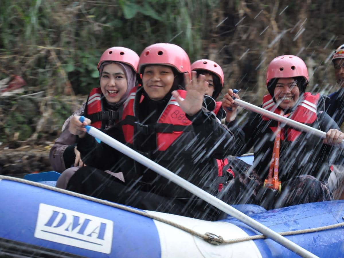 Oki Setiana Dewi ajak anak rafting di Bogor