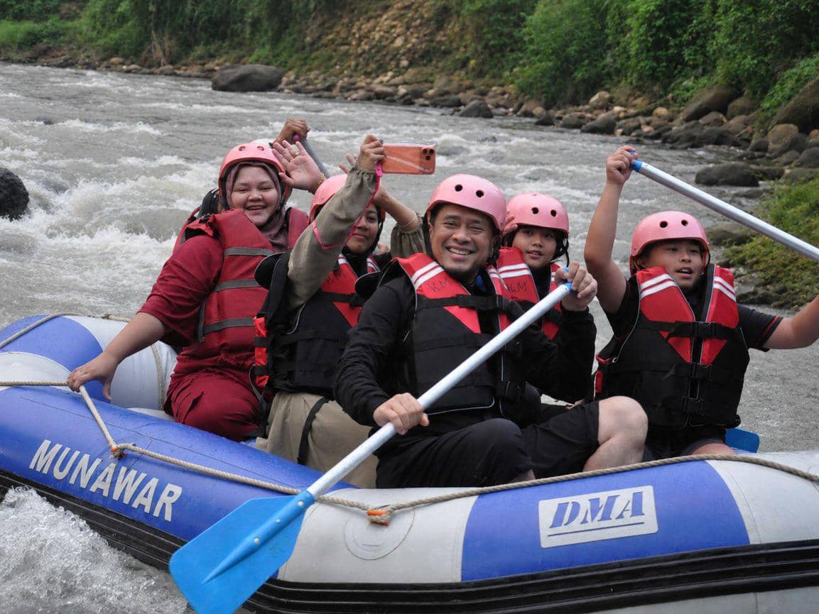 Oki Setiana Dewi ajak anak rafting di Bogor