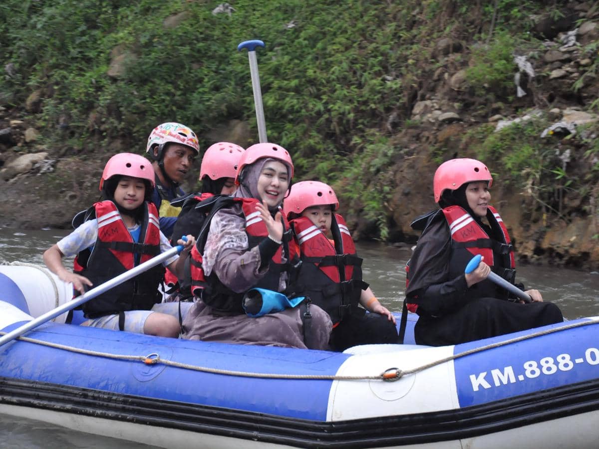 Oki Setiana Dewi ajak anak rafting di Bogor