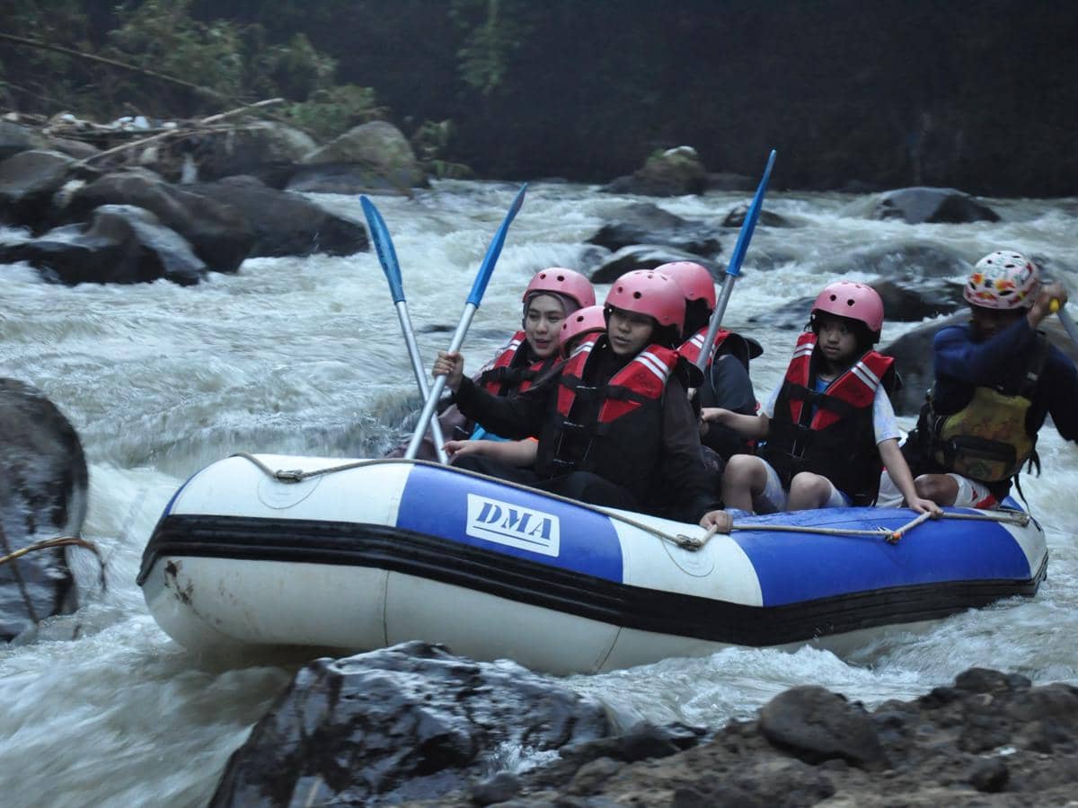 Oki Setiana Dewi ajak anak rafting di Bogor
