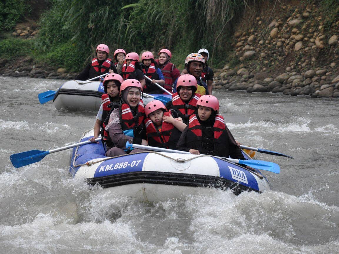 Oki Setiana Dewi ajak anak rafting di Bogor