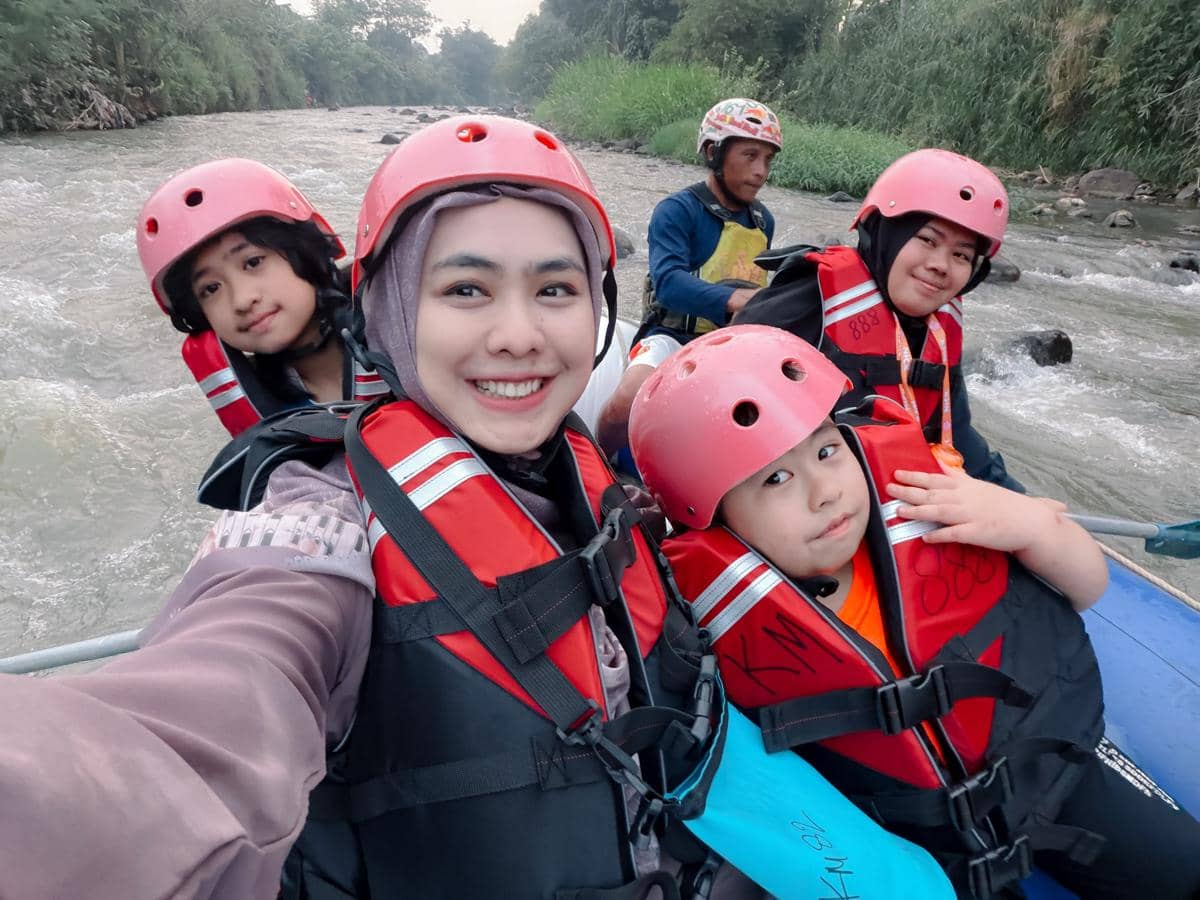 10 Potret Oki Setiana Dewi ajak Anak Rafting di Bogor, Seru!