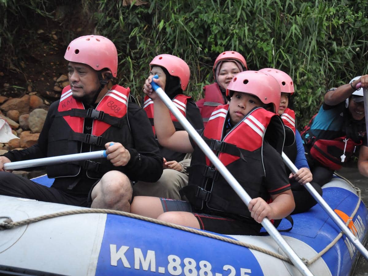 Oki Setiana Dewi ajak anak rafting di Bogor