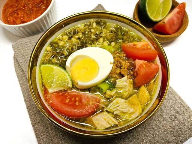 ilustrasi soto ayam kuah kuning