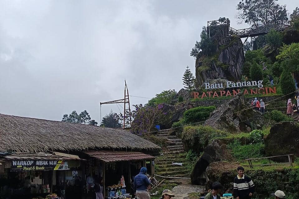 Bukit Batu Pandang Ratapan Angin