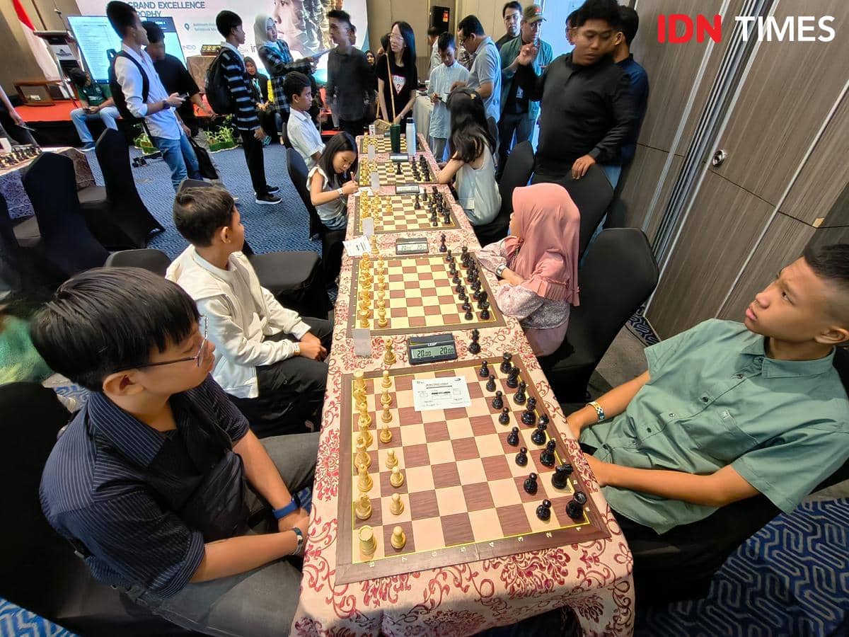 Anak-anak sedang bermain catur di Turnamen SUCP Cup 2026 di Hotel Grandhika Medan dengan suasana kompetitif dan penuh konsentrasi.