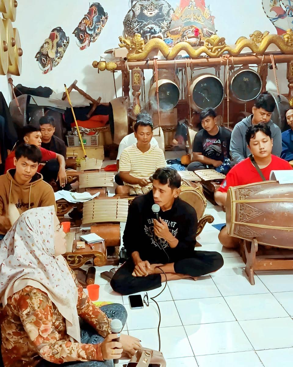Niko bersama rekan-rekannya tengah berlatih.