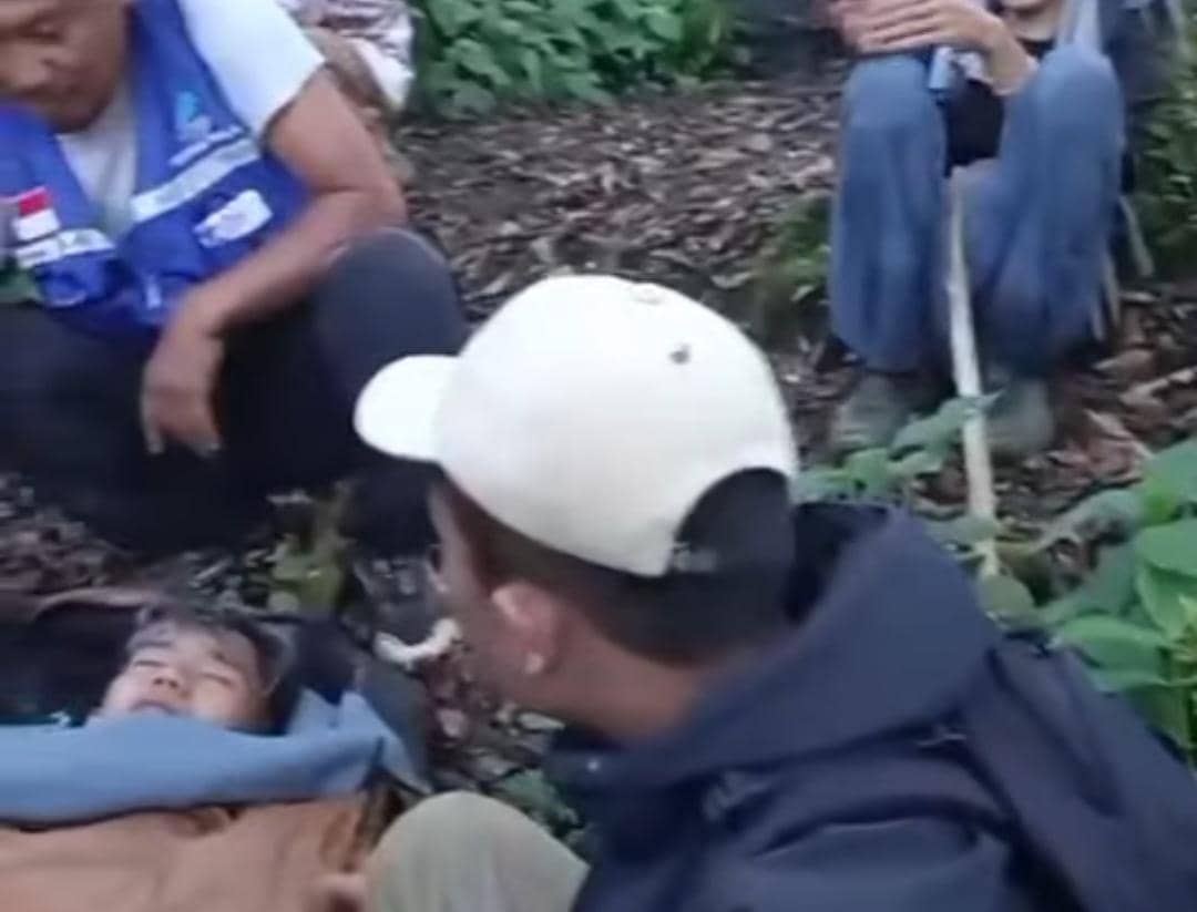 Tim Brigade saat mengevakuasi pendaki yang tersesat di Gunung Dempo.