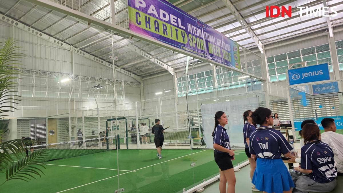 Mahasiswa Universitas Pelita Harapan mengikuti acara International Relations Sports Week 2026 di lapangan padel ACE Padel, Tangerang.