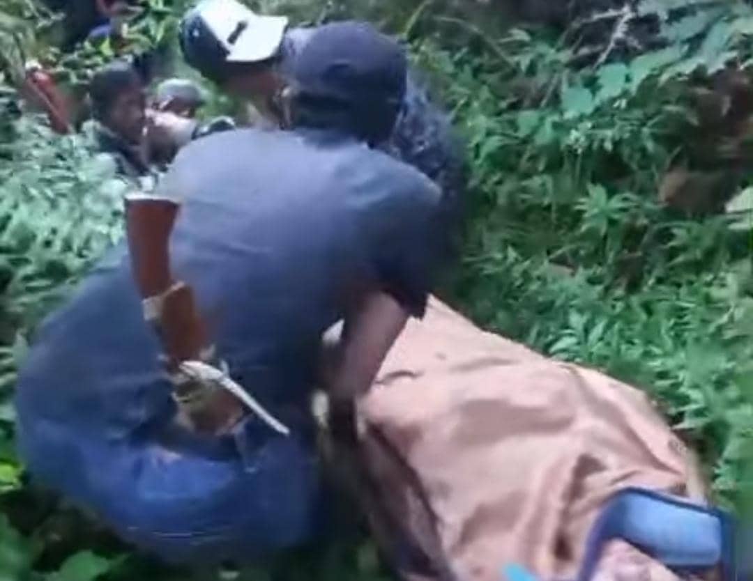 Tim Brigade saat mengevakuasi pendaki yang tersesat di Gunung Dempo.