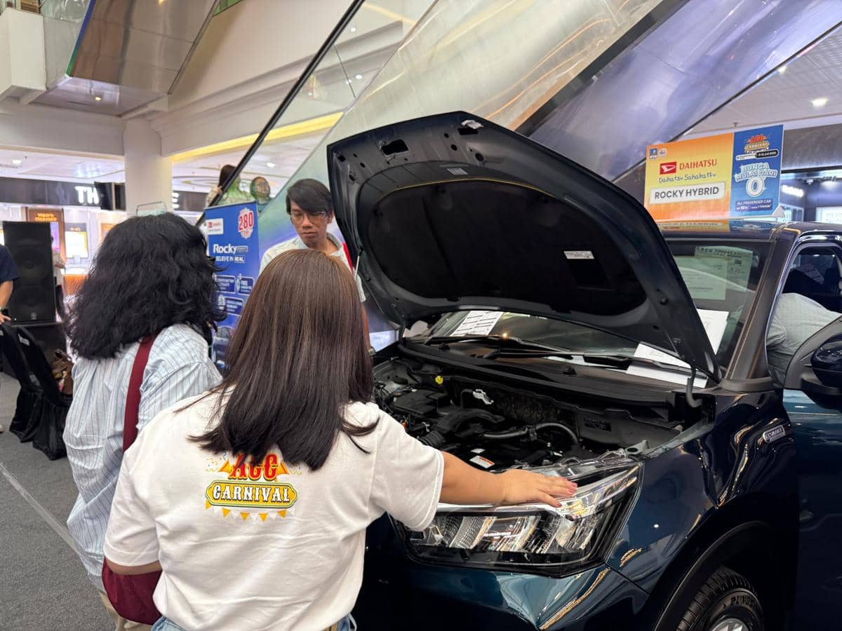 Pengunjung melihat mobil Daihatsu Rocky Hybrid dengan kap mesin terbuka saat acara ACC Carnival Batam di pusat perbelanjaan.