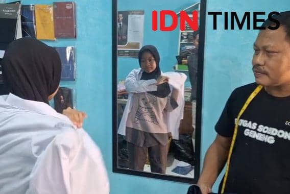 H-2 Masuk Sekolah, Penjahit Seragam di Ngawi Lembur Kejar 700 Pesanan