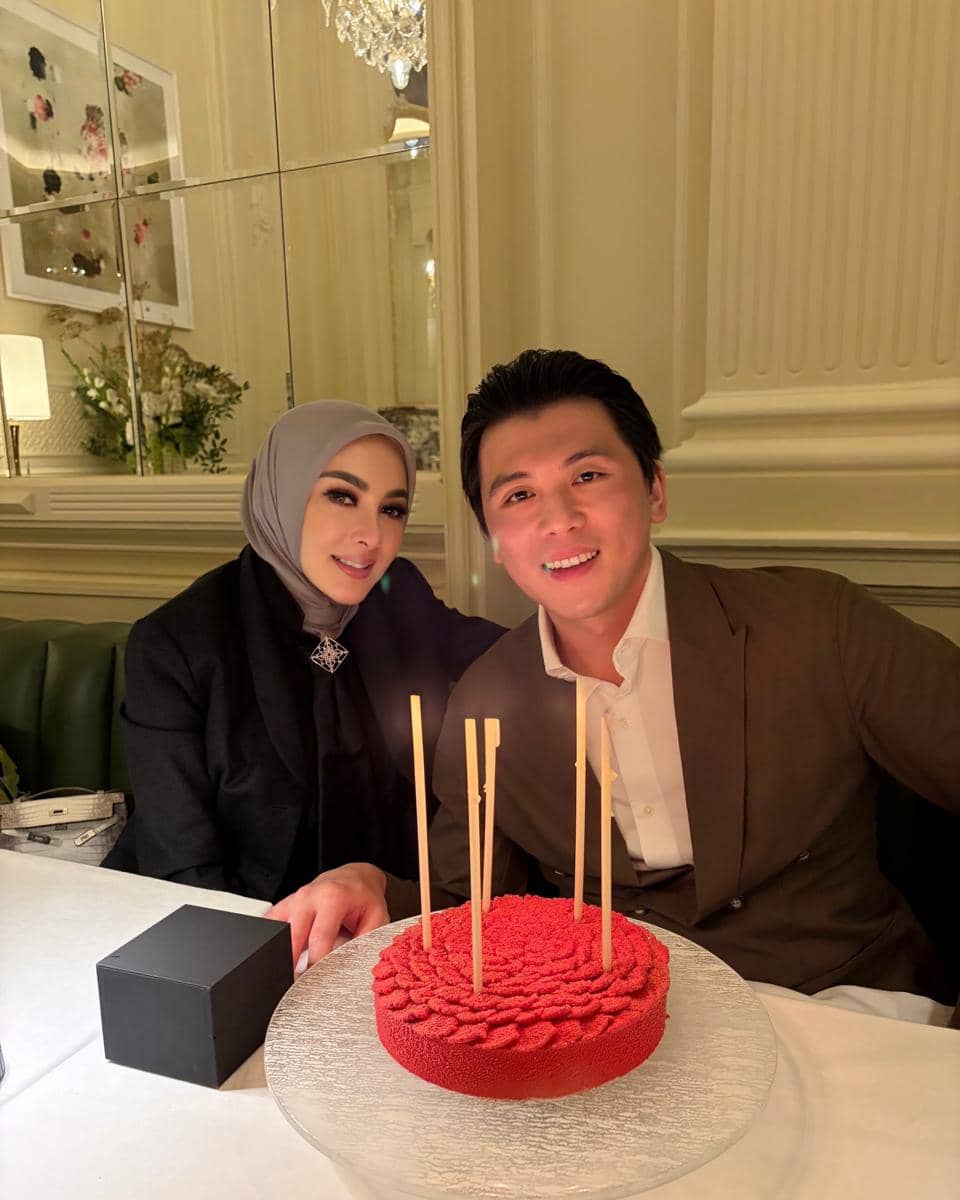 Gaya Syahrini di Ulang Tahun Suaminya