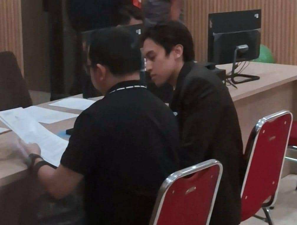 Mantan suami Bupati Gowa, Husniah Talenrang, Muhammad Khaerul Aco (kanan) didampingi kuasa hukum, melaporkan mantan istrinya ke Polda Sulawe