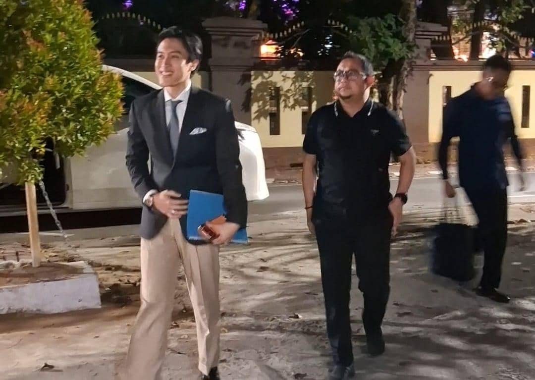 Mantan suami Bupati Gowa, Husniah Talenrang, Muhammad Khaerul Aco (kanan) didampingi kuasa hukum, melaporkan mantan istrinya ke Polda Sulawe
