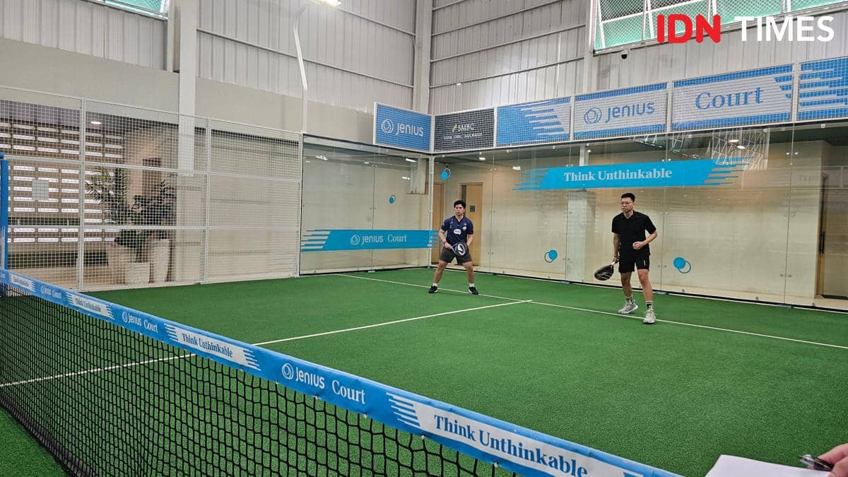 Dua peserta bermain padel di lapangan dalam ruangan saat International Relations Sports Week 2026 Universitas Pelita Harapan di Tangerang.