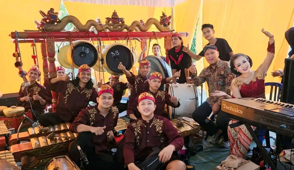 Niko bersama Sanggar Seni Pujakesuma saat nanggap di sebuah acara. 