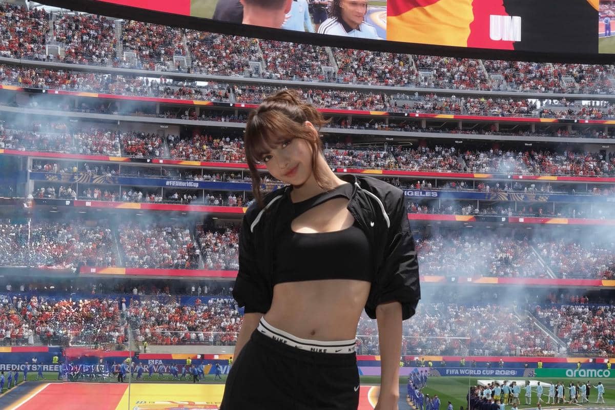 7 Potret Lisa BLACKPINK Nonton Spanyol Vs Belgia di Piala Dunia 2026