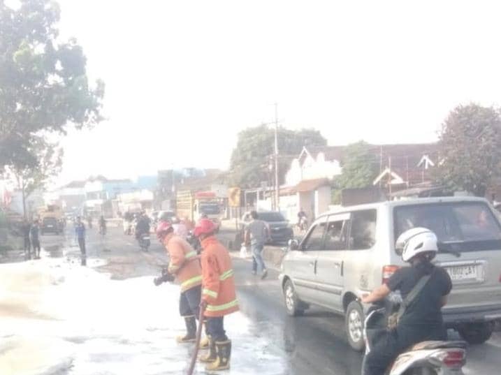 Truk Tangki Muatan Tetes Tebu Terguling di Lamsel, Jalan Sempat Licin