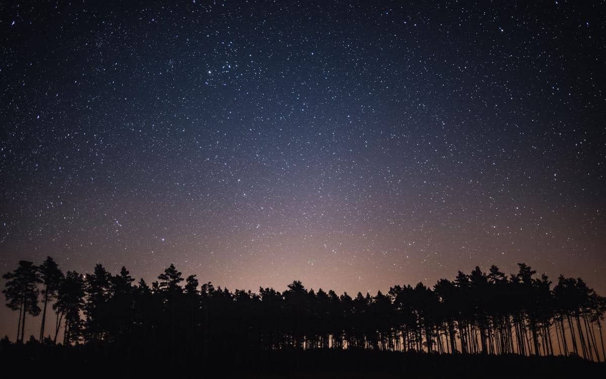 Apa yang Menyebabkan Cahaya Zodiak Muncul di Langit?