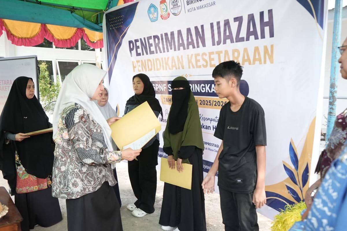 108 Warga Makassar Terima Ijazah Kesetaraan, Ada Cleaning Service