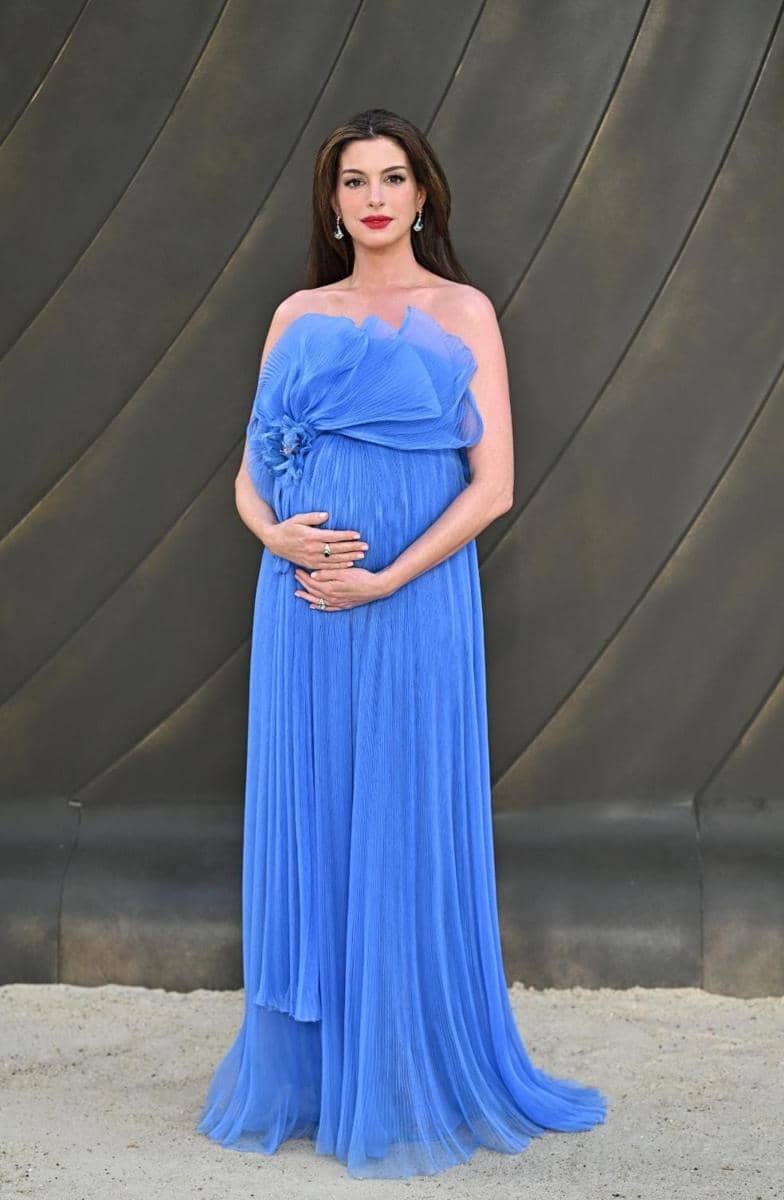 Detail Look Anne Hathaway di Premiere The Odyssey (Sophie Carre / Red Carpet /Getty Images for DIOR)