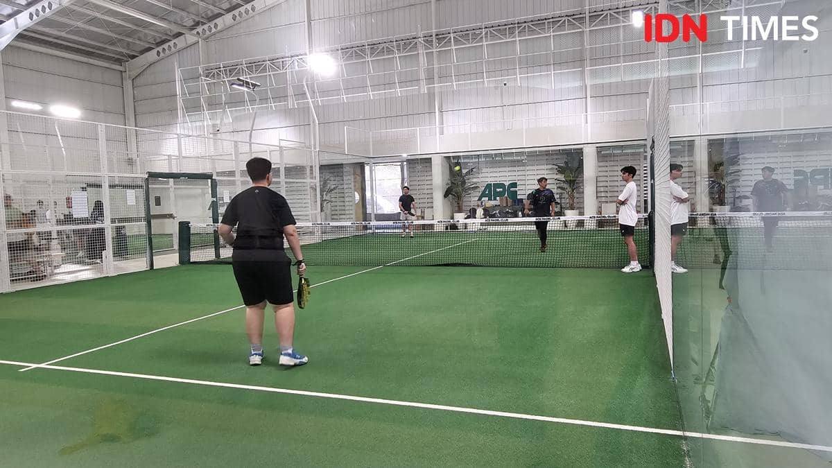 Mahasiswa bermain padel di lapangan indoor saat International Relations Sports Week 2026 Universitas Pelita Harapan di Tangerang.