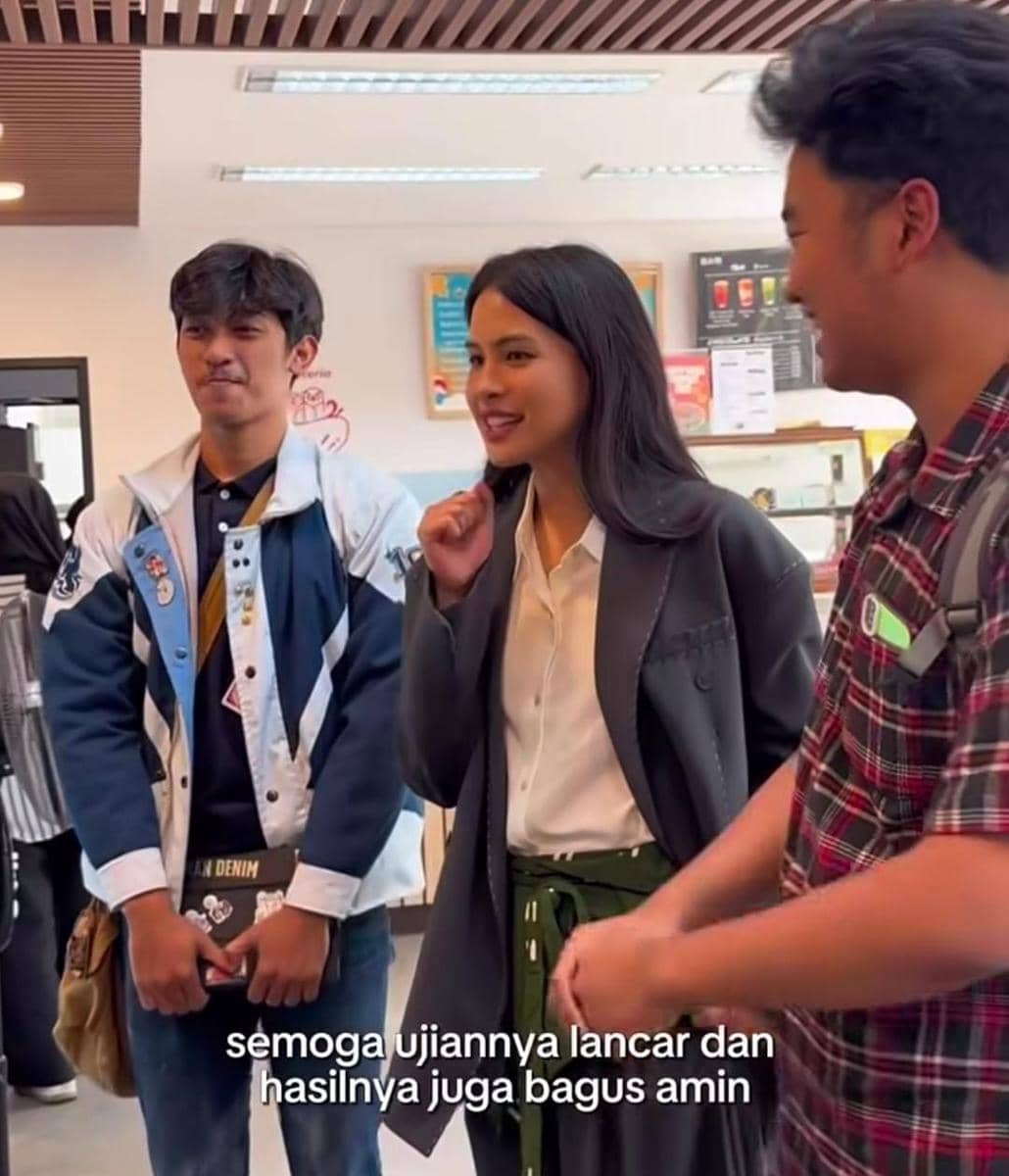 Seorang dosen tamu berbicara dengan dua mahasiswa di lingkungan kampus ITB, tampak suasana santai dan akrab di antara mereka.
