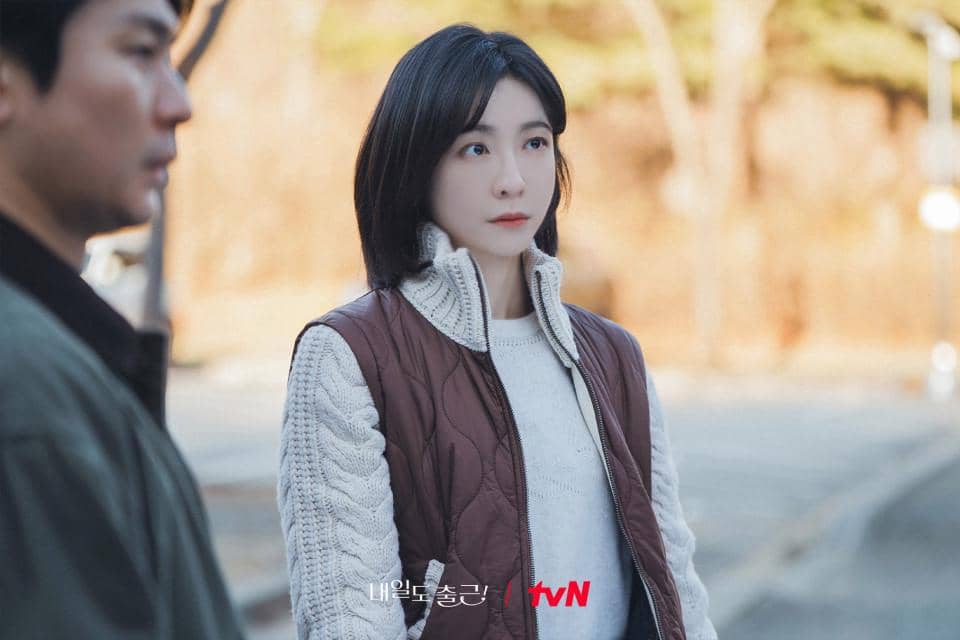 5 Keraguan Ji Yoon Memulai Hubungan Baru di See You at Work Tomorrow!