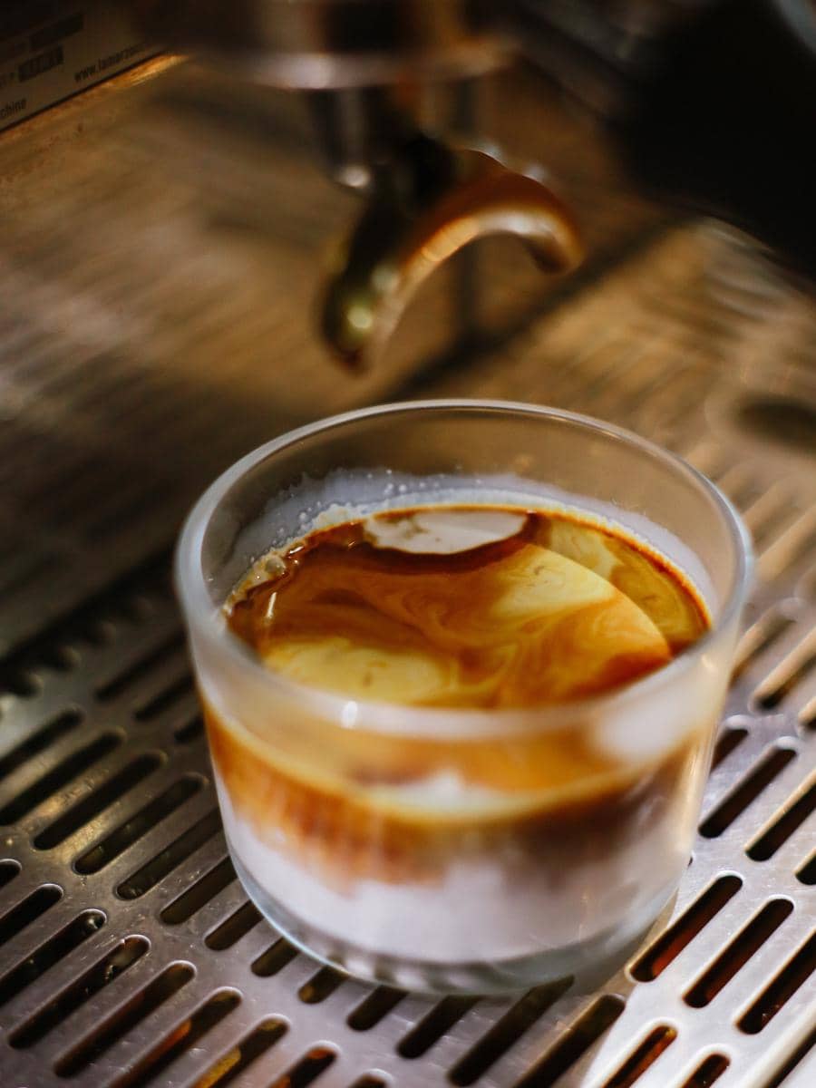 dirty latte di Steam & Brew