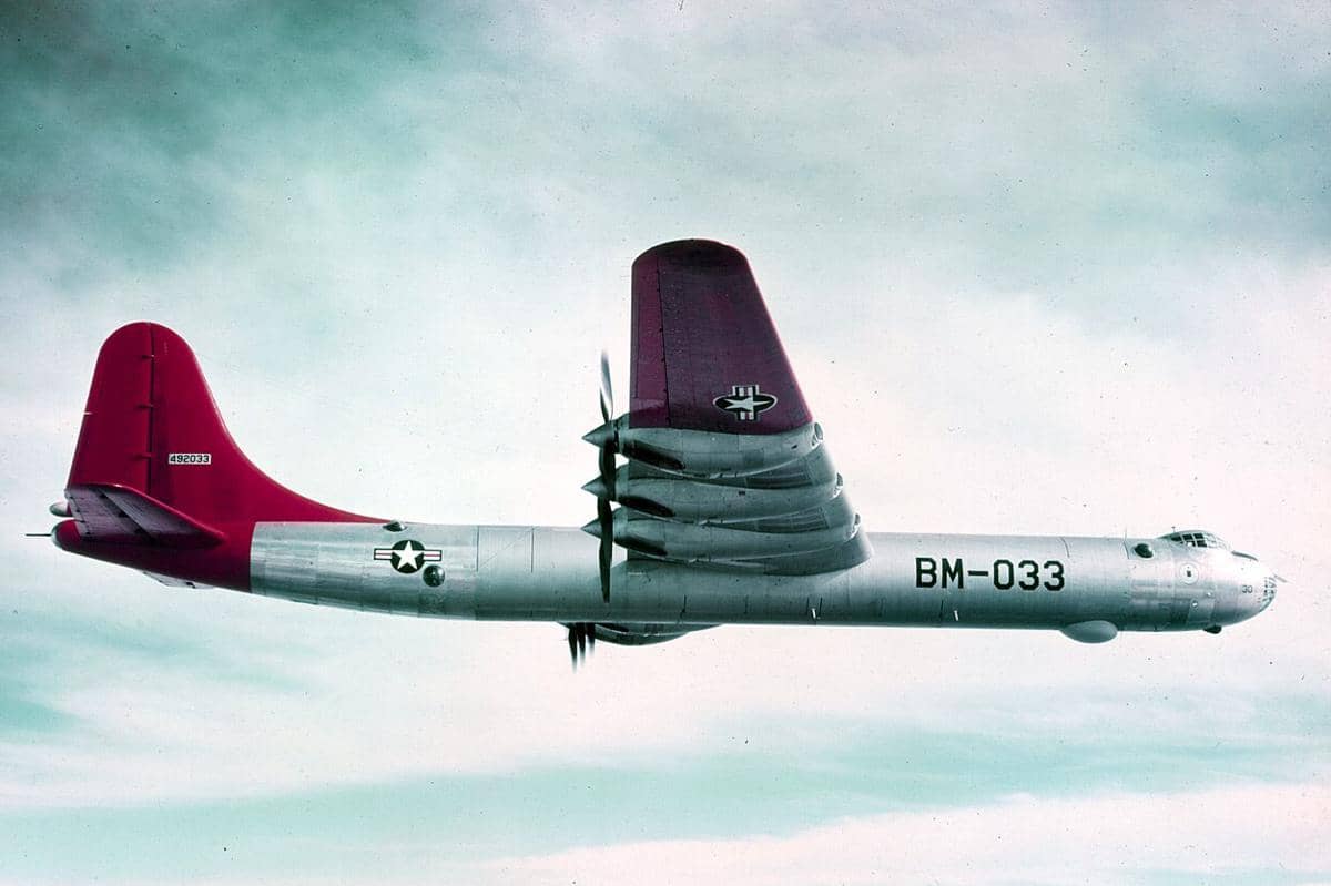 pesawat B-36B-1-CF Peacemaker Angkatan Udara AS dari Wing Pengebom ke-7 sedang terbang, pada tahun 1949