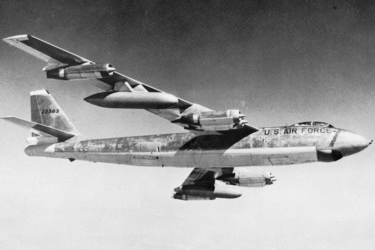 Pesawat Boeing B-47E saat terbang