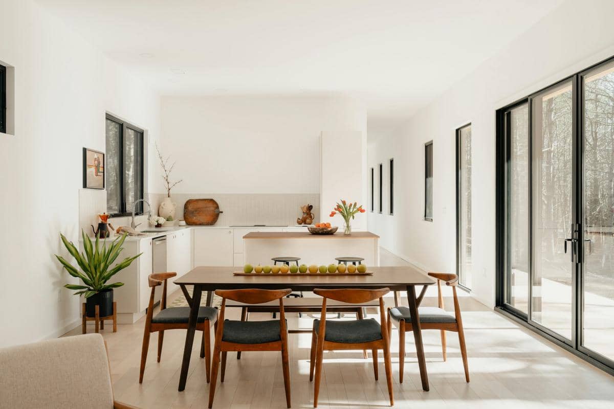 https://unsplash.com/id/foto/ruang-makan-modern-dengan-meja-kursi-dan-dapur-urH155LONWs