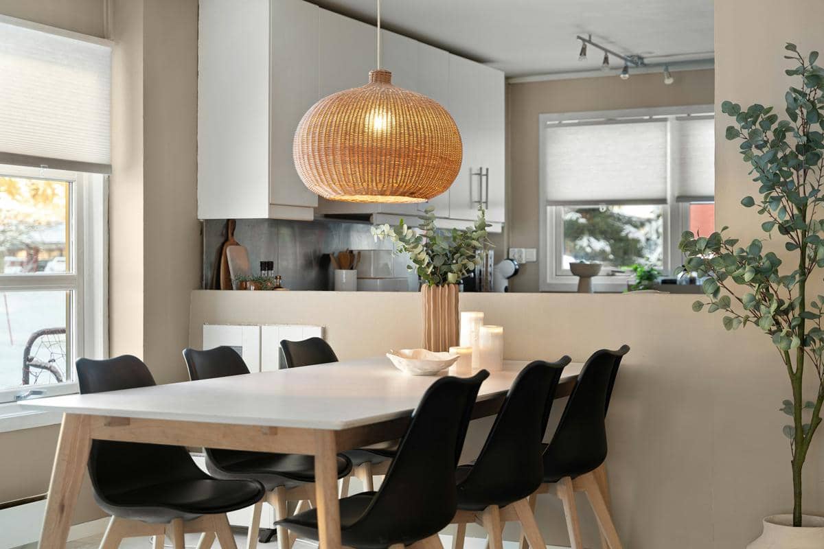 https://unsplash.com/id/foto/dapur-dengan-meja-dan-kursi-serta-tanaman-pot-p41vvrF_ECw
