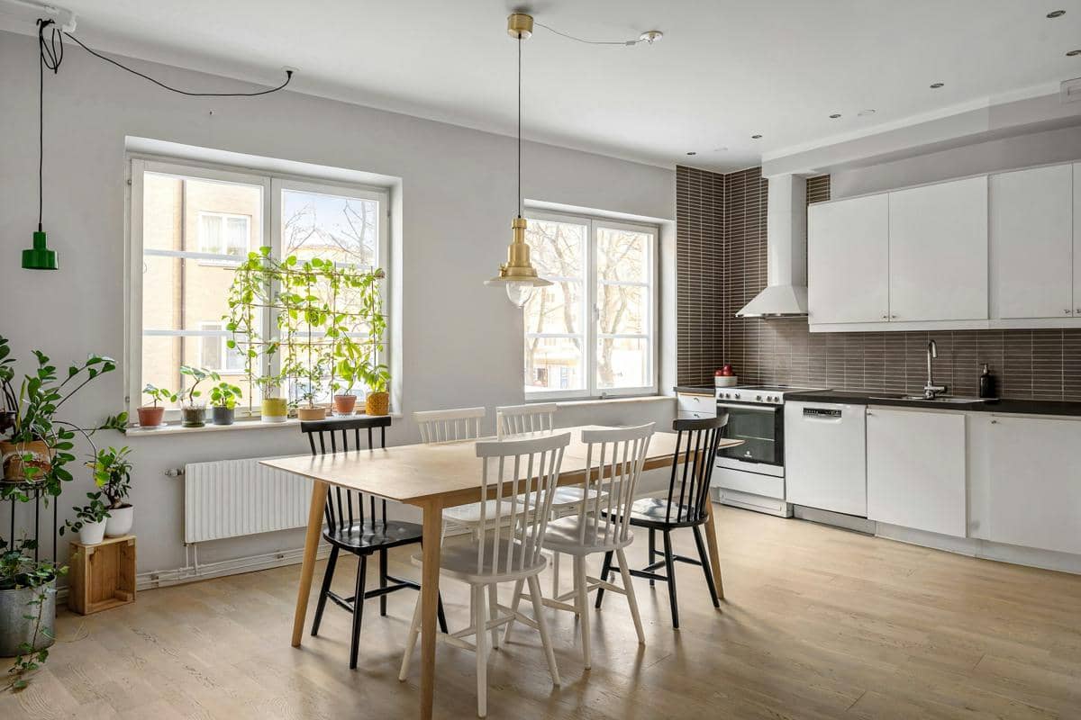 https://unsplash.com/id/foto/dapur-dengan-meja-dan-kursi-di-dalamnya-ARZ1xncyKUc