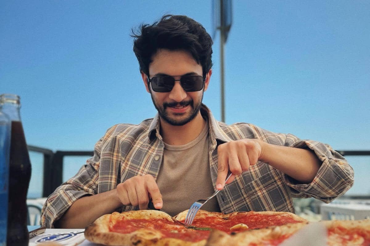 9 Potret Rohit Saraf Liburan di Italia, Jajan Sfogliatella