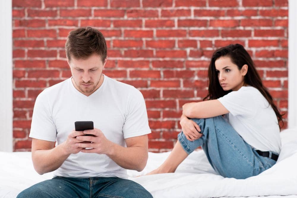 ilustrasi pasangan melakukan micro cheating
