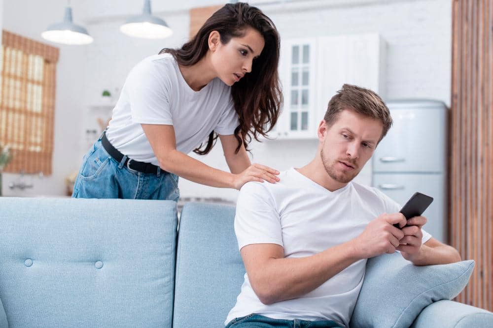 ilustrasi pasangan melakukan micro cheating