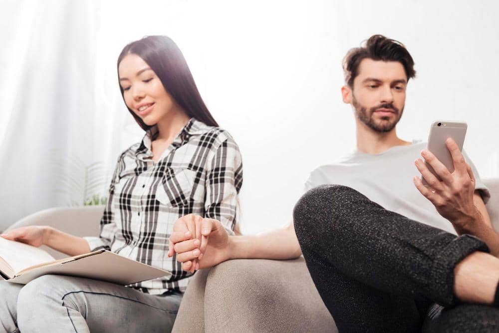 5 Tanda Pasangan Melakukan Micro Cheating di Medsos, Waspada!
