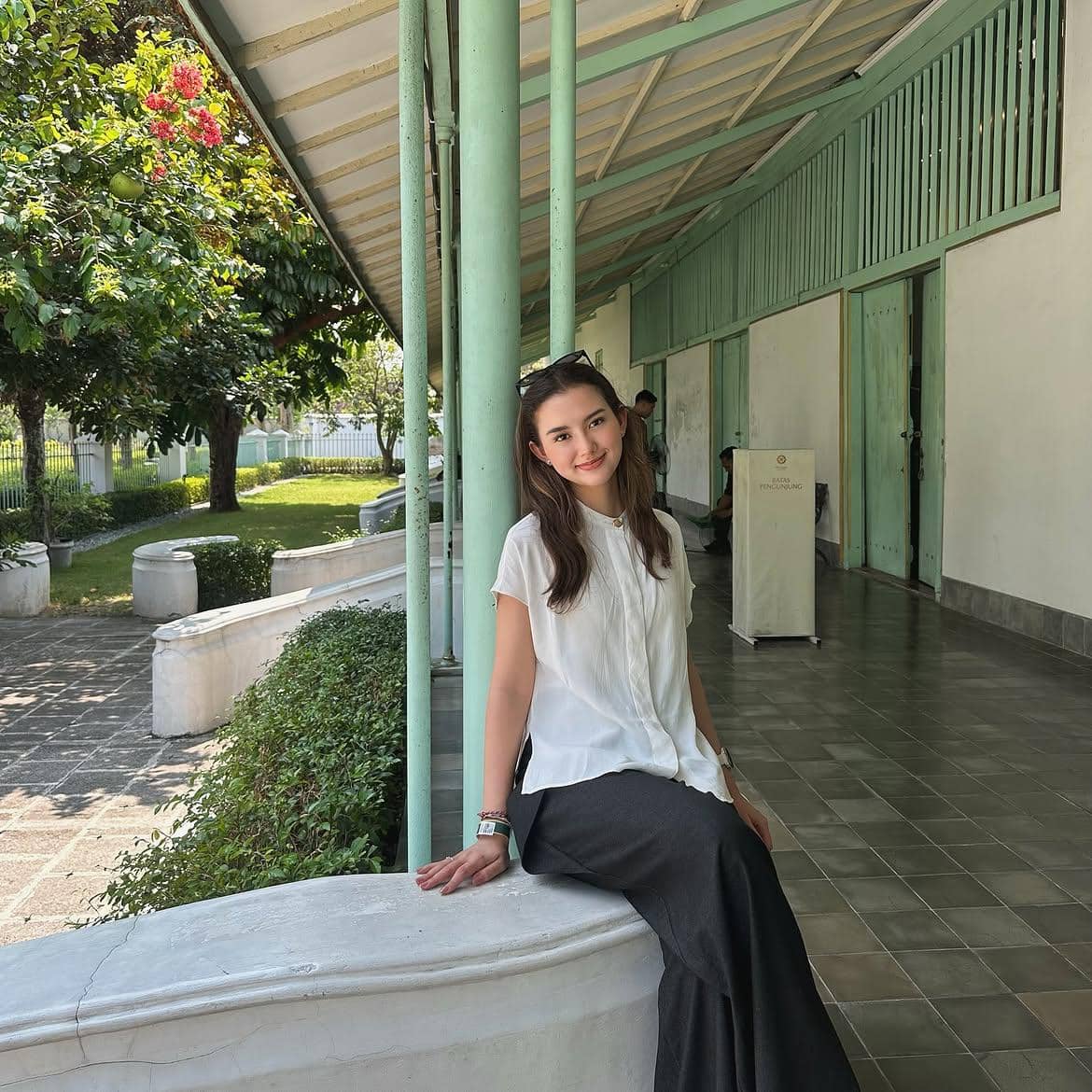 gaya fashion minimalis ala Sarah Menzel