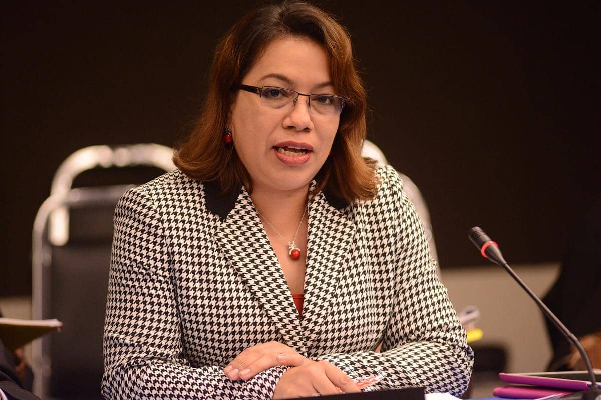 Carolyn Rodrigues-Birkett sedang berbicara di sebuah forum.