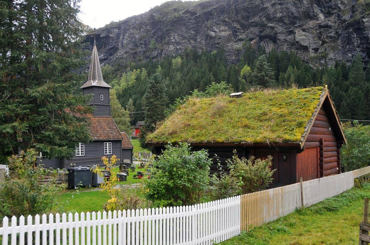 potret gereja kayu ikonik Desa Flam (kiri) yang dikenal dengan nama Flåm kyrkje