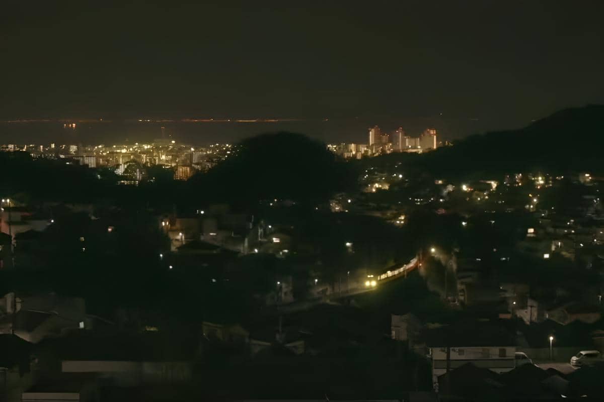 footage kota Kobe dalam film The Shrine