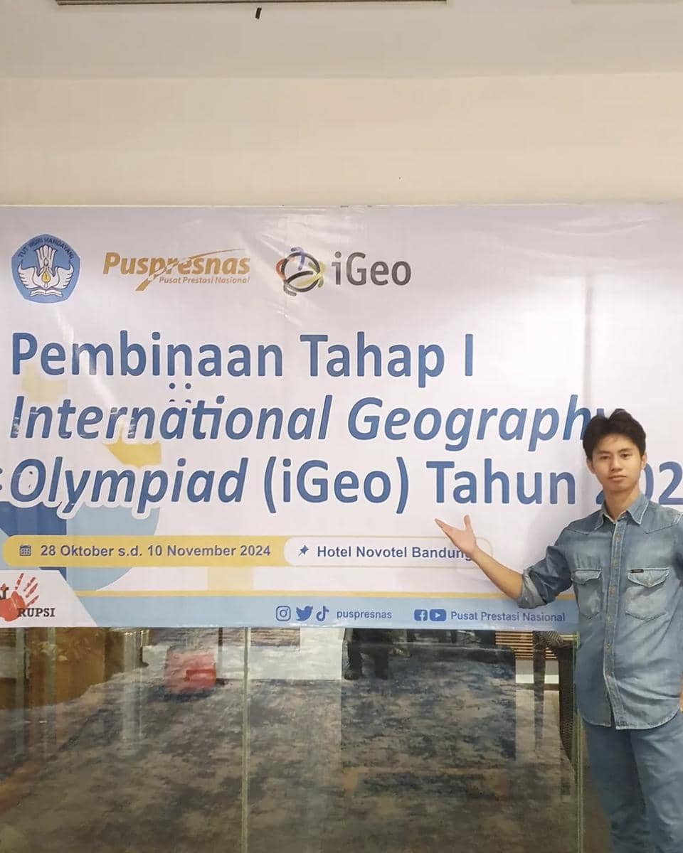 Seorang peserta berdiri di depan spanduk kegiatan Pembinaan Tahap I International Geography Olympiad (iGeo) Tahun 2024 di Hotel Novotel Bandung.
